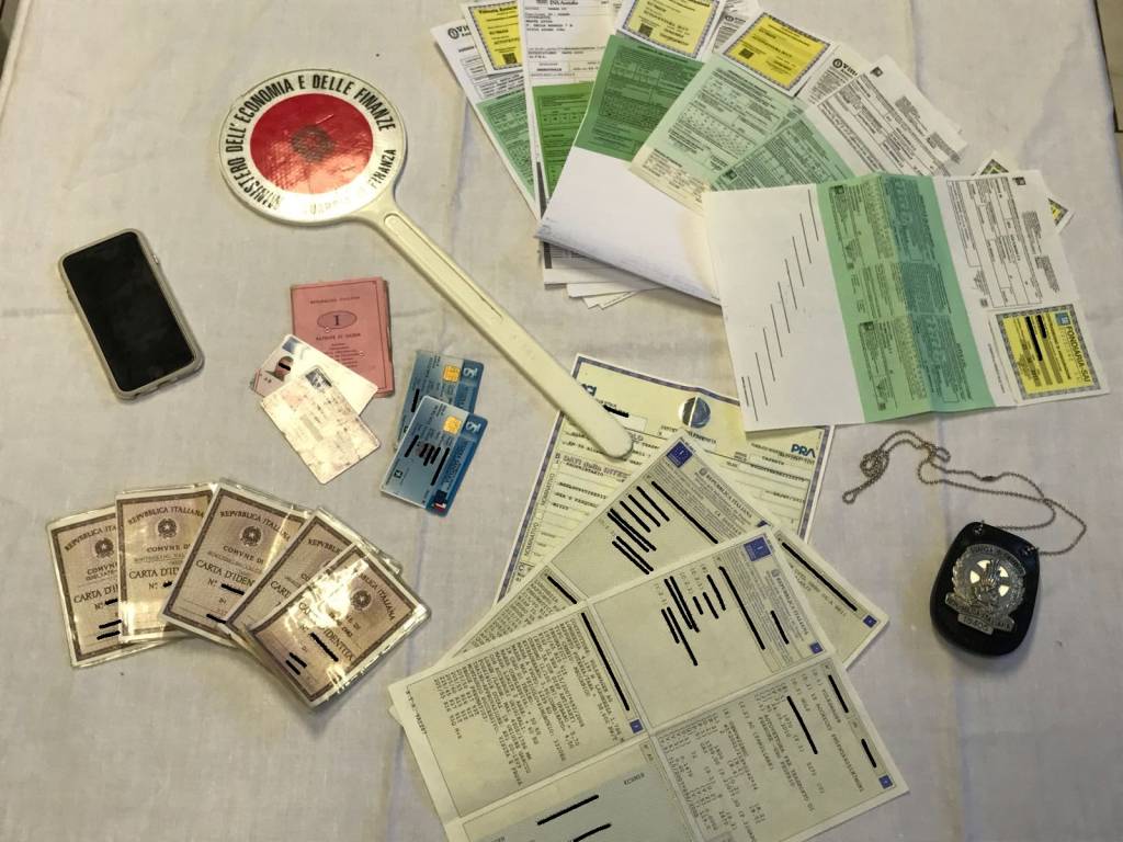 La truffa delle carte d'identità false