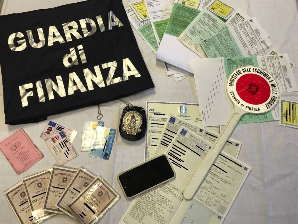 La truffa delle carte d'identità false