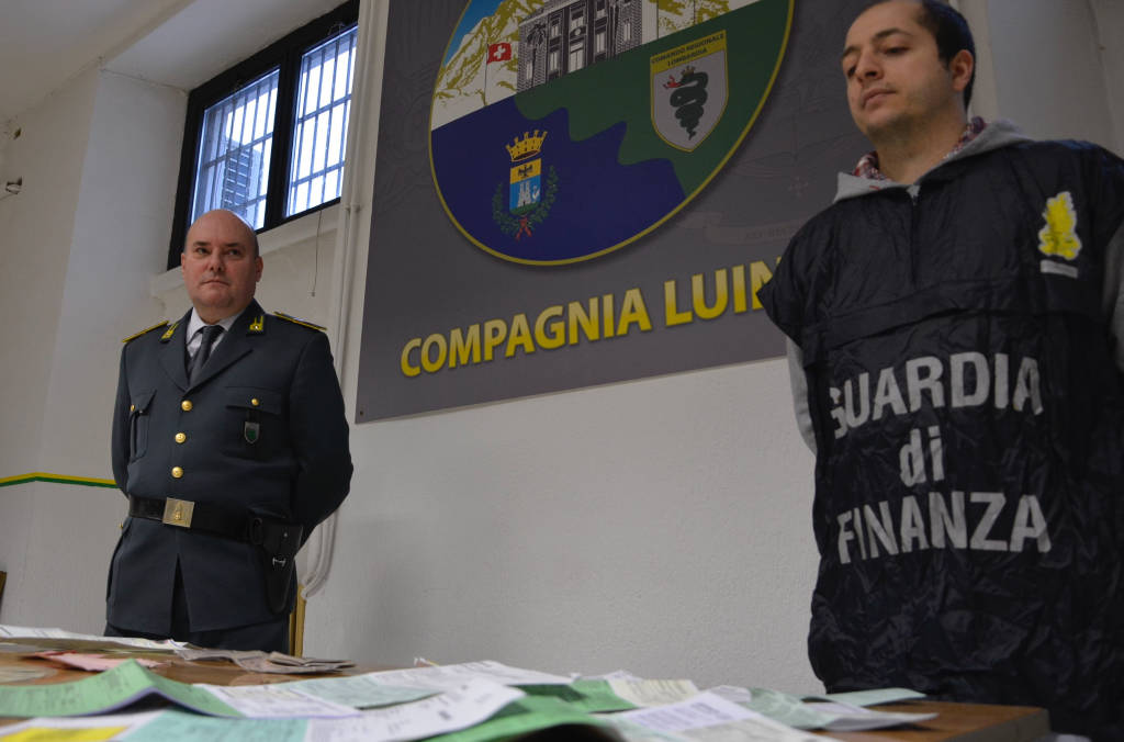 La truffa delle carte d'identità false