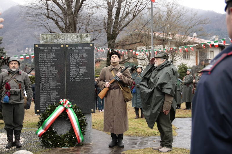 L\'omaggio degli Alpini ai Caduti