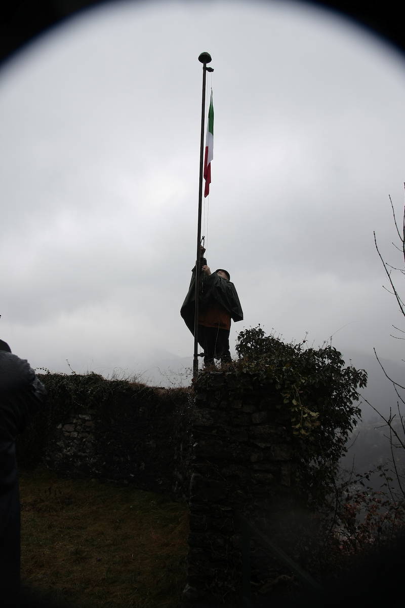 L\'alzabandiera per i Caduti