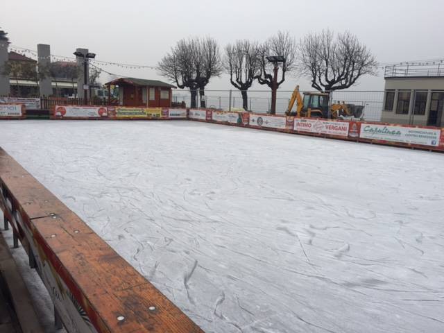 Ghiaccio in piazza si pattina fino al 12