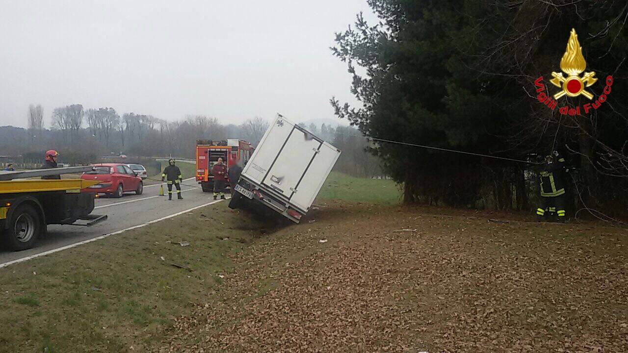 Scontro tra un furgone e un fuoristrada