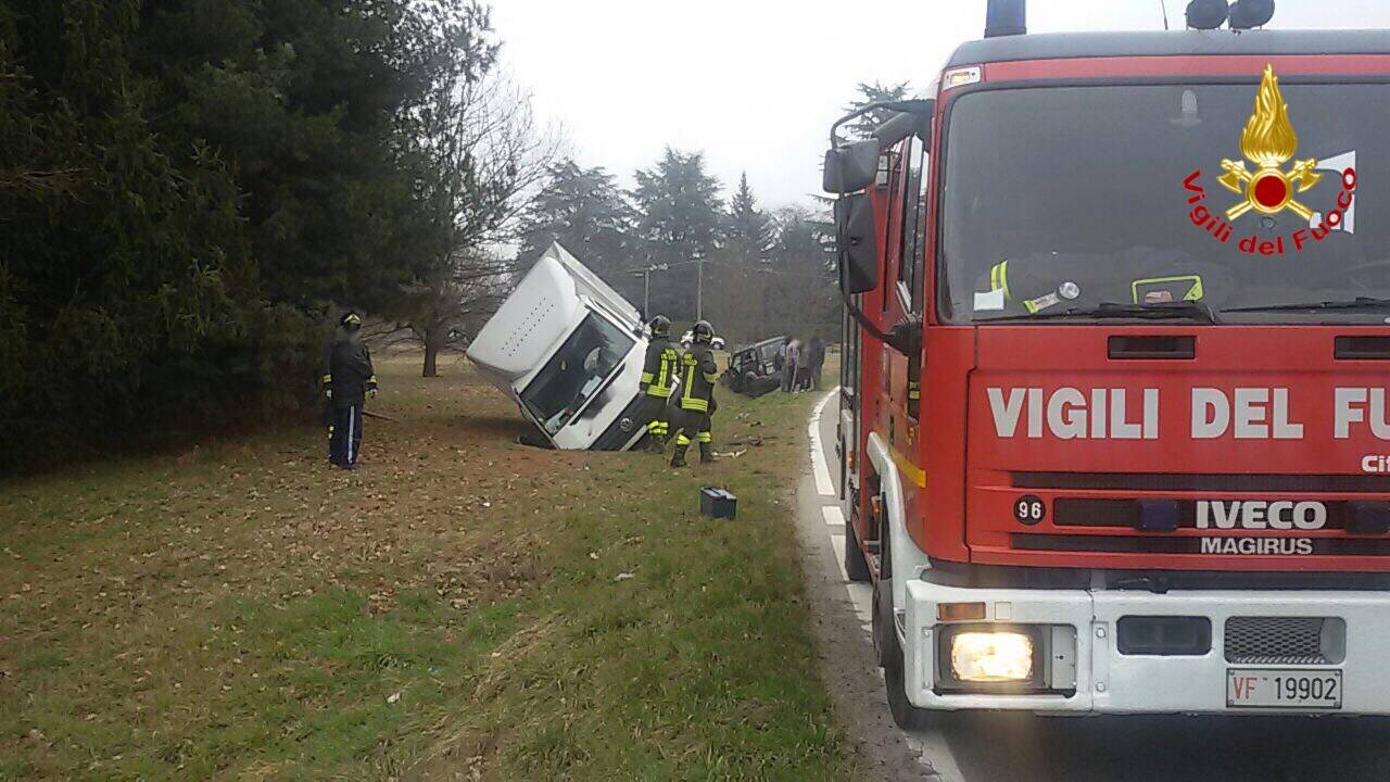 Scontro tra un furgone e un fuoristrada