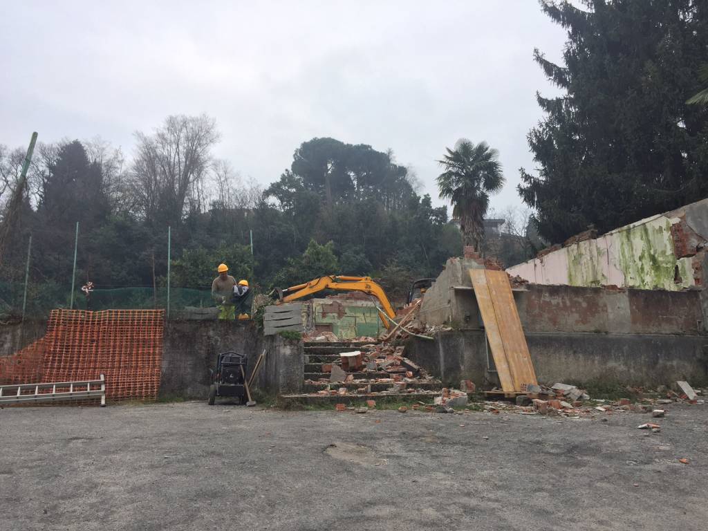 Abbattuto l'ex circolo di Porto Valtravaglia 