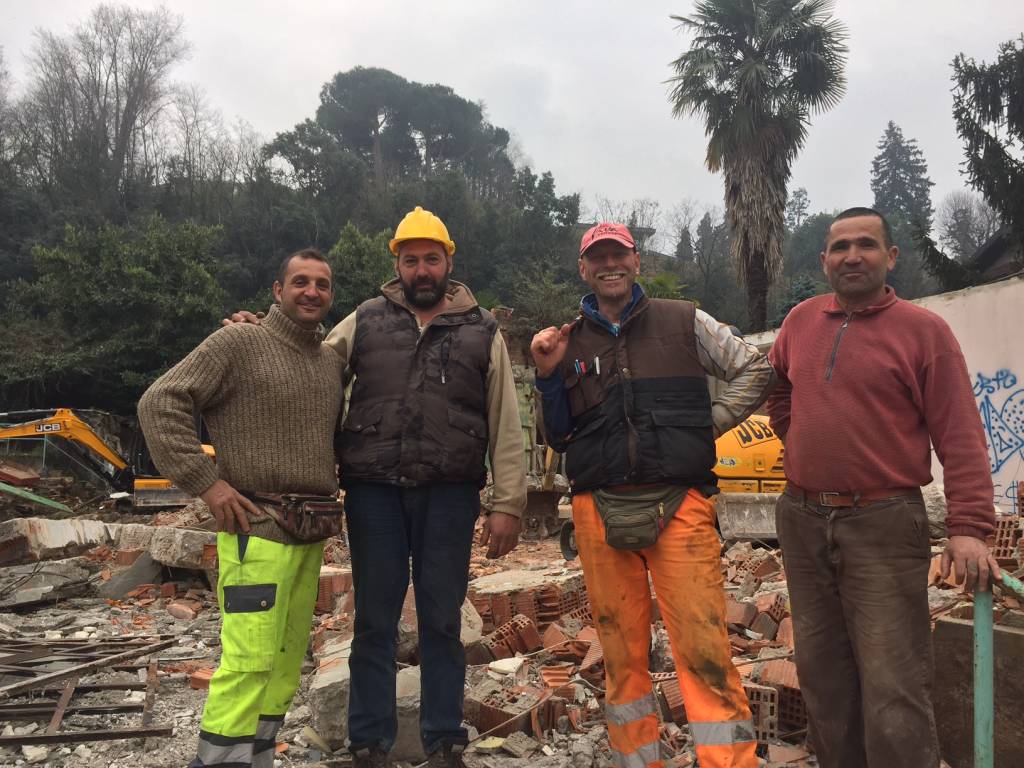 Abbattuto l'ex circolo di Porto Valtravaglia 