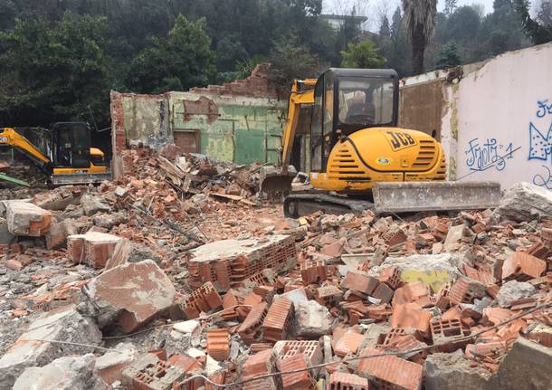 Abbattuto l’ex circolo di Porto Valtravaglia