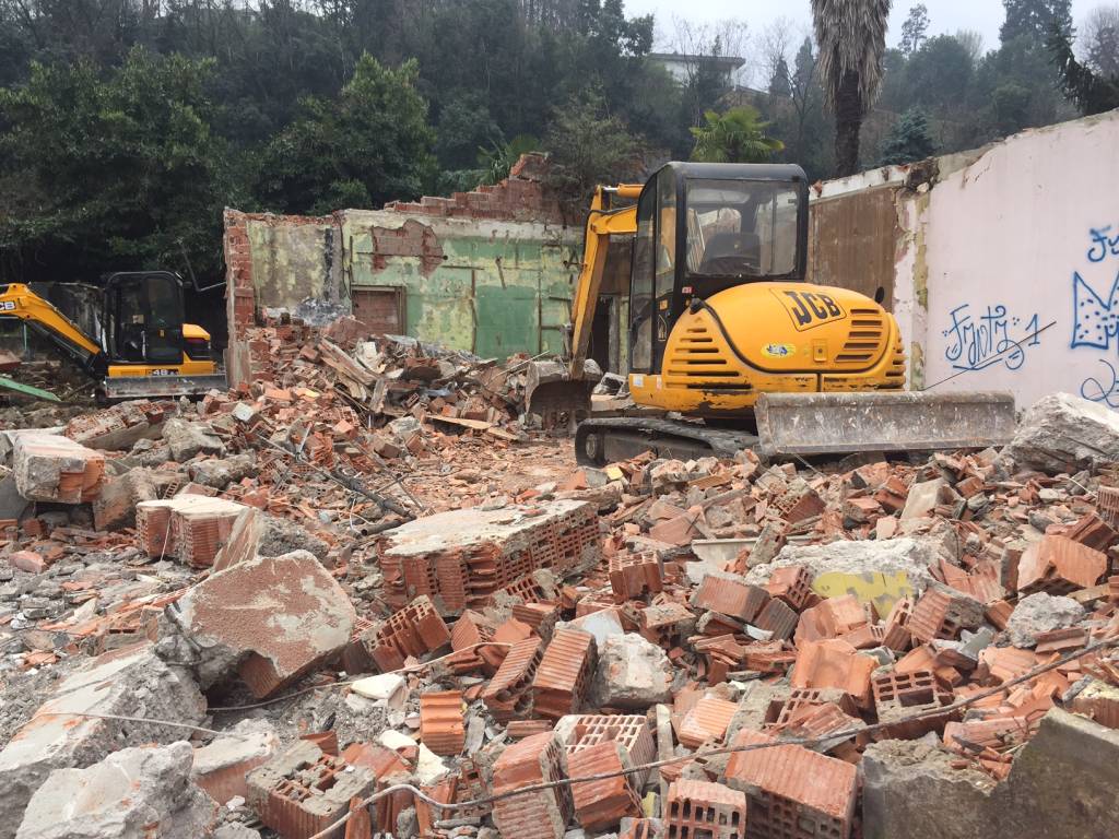 Abbattuto l'ex circolo di Porto Valtravaglia 