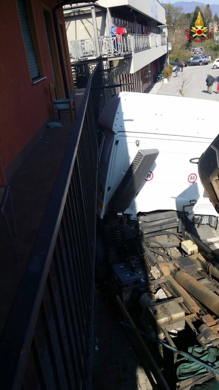 Camion sbanda e investe donna a Ispra