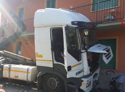 Camion sbanda e investe donna a Ispra