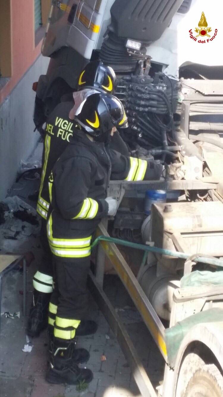 Camion sbanda e investe donna a Ispra