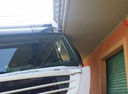 Camion sbanda e investe donna a Ispra