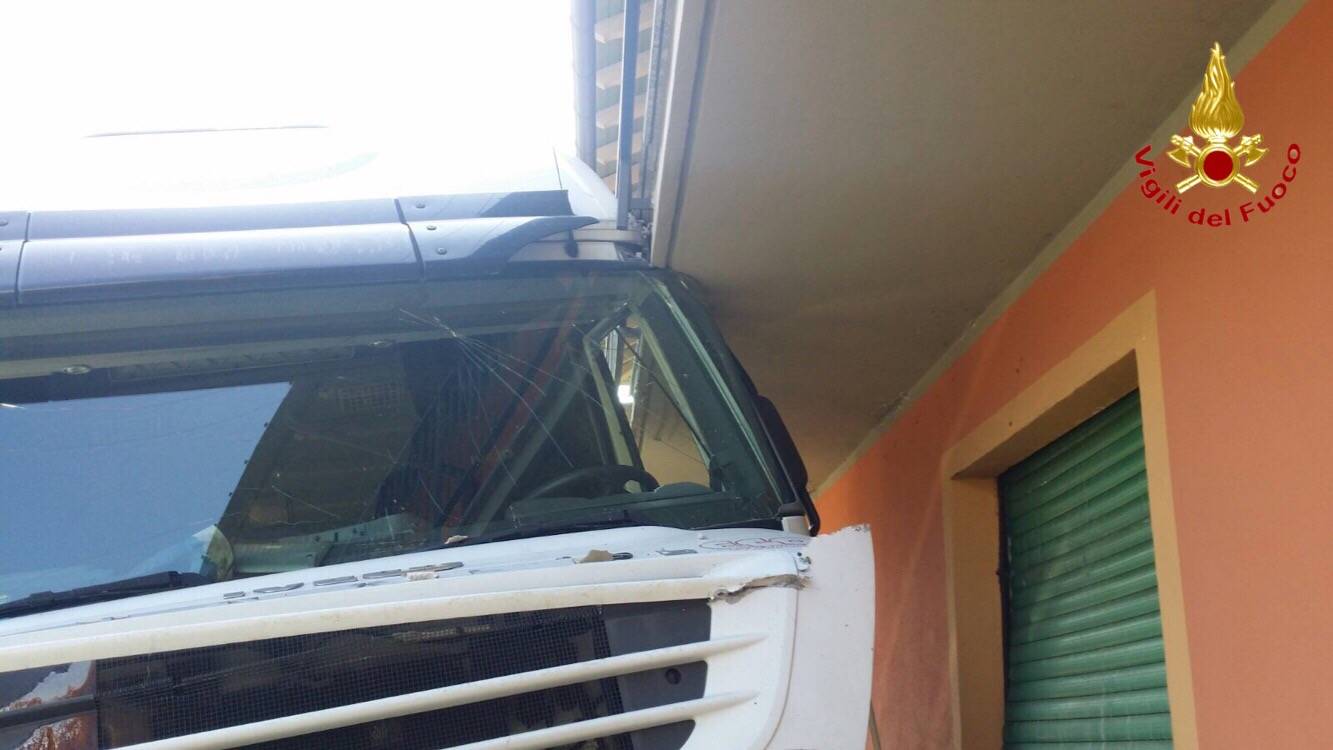 Camion sbanda e investe donna a Ispra