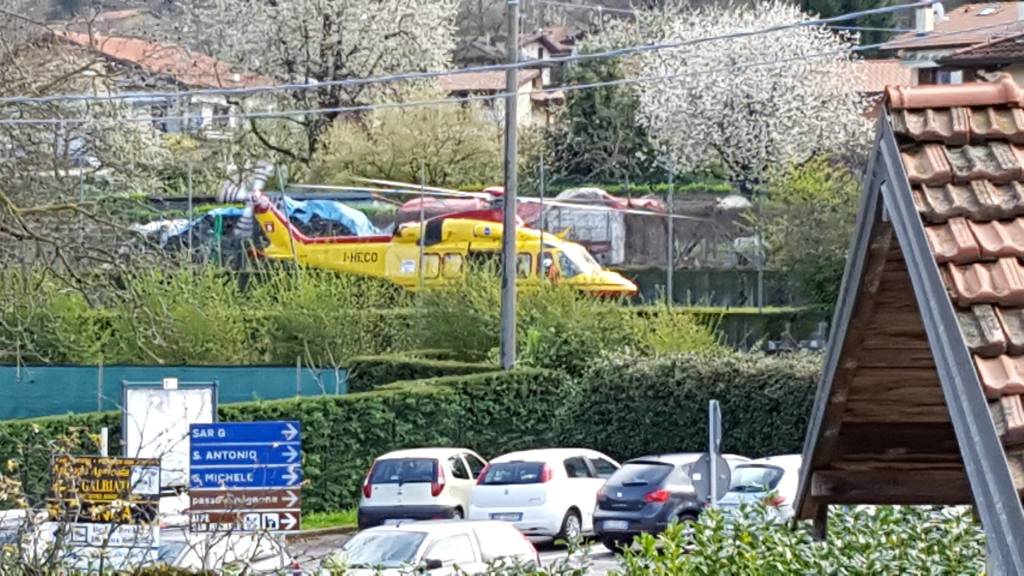 Investito a Castelveccana: l\'arrivo dell\'elisoccorso