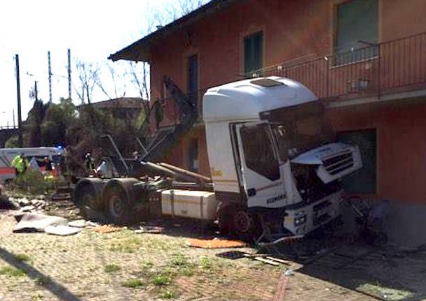 incidente camion ispra