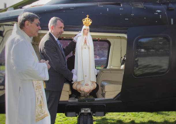 La Madonna di Fatima arriva a Sesto Calende in elicottero
