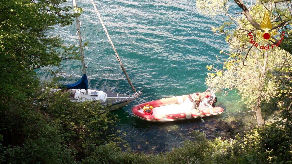 I vigili del fuoco recuperano una barca