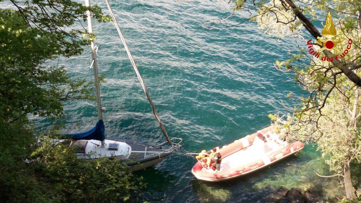 I vigili del fuoco recuperano una barca