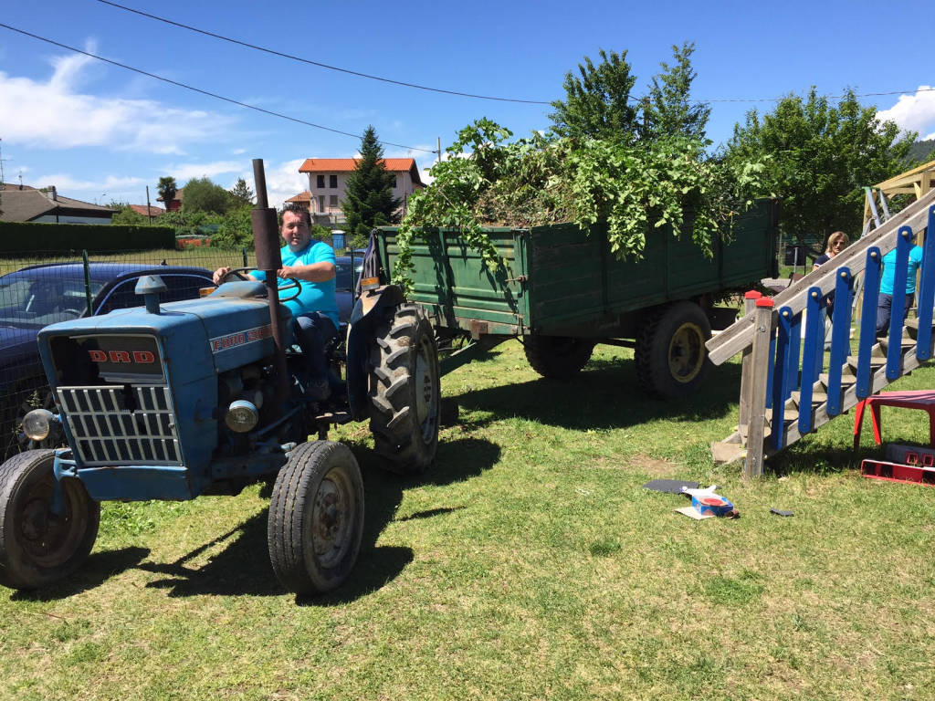 Baranzit, i volontari sistemano il parco giochi