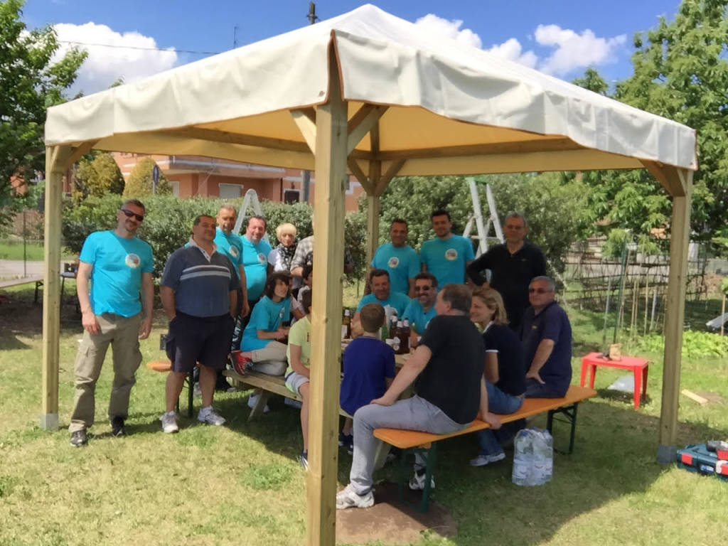 Baranzit, i volontari sistemano il parco giochi