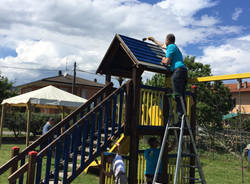 Baranzit, i volontari sistemano il parco giochi