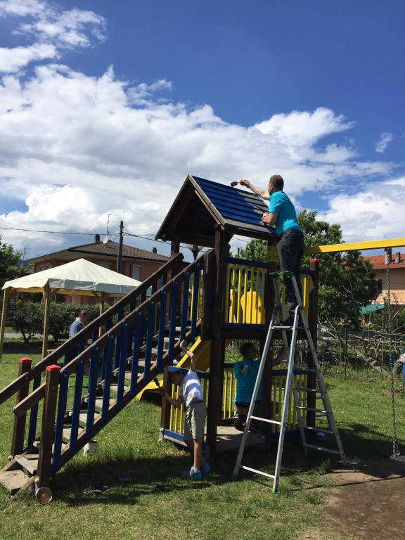 Baranzit, i volontari sistemano il parco giochi