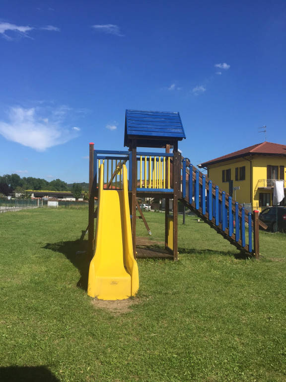 Baranzit, i volontari sistemano il parco giochi