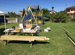 Baranzit, i volontari sistemano il parco giochi