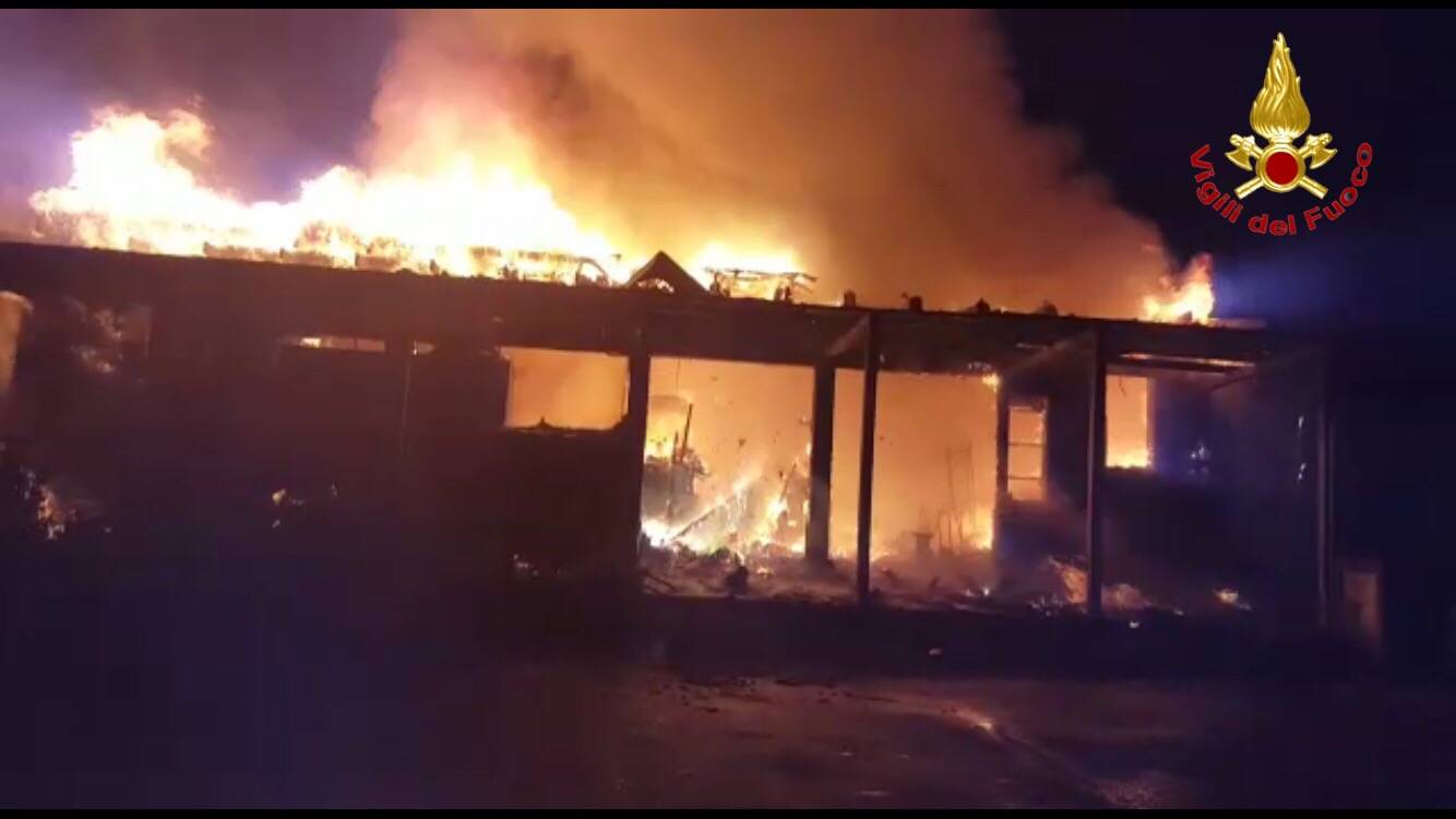 incendio chiosco la noce angera vigili del fuoco