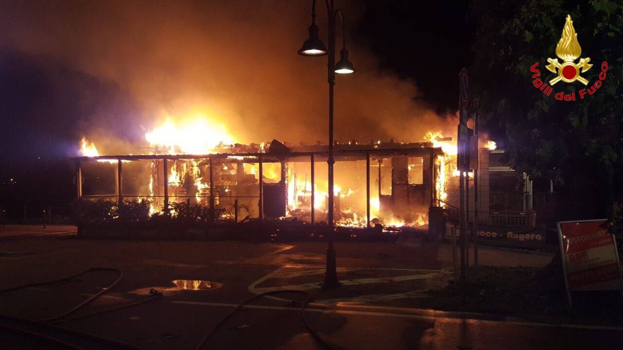 incendio chiosco la noce angera vigili del fuoco