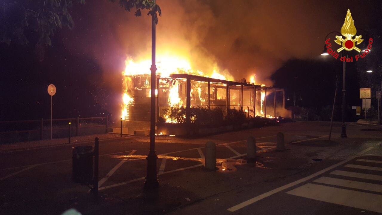incendio chiosco la noce angera vigili del fuoco