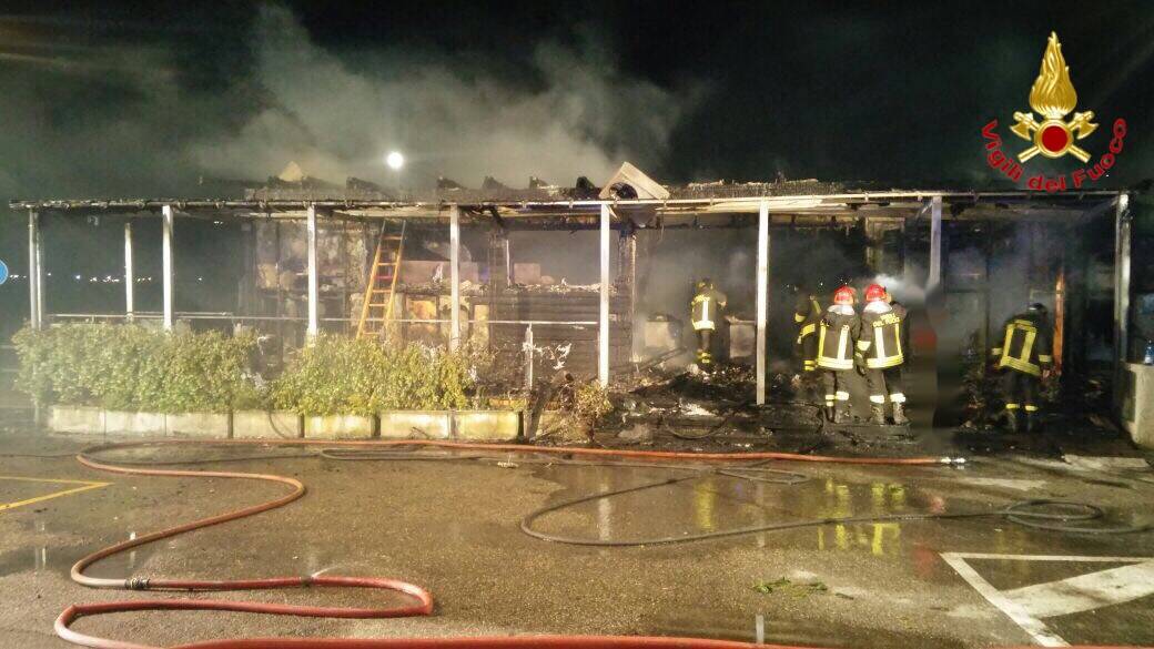 incendio chiosco la noce angera vigili del fuoco