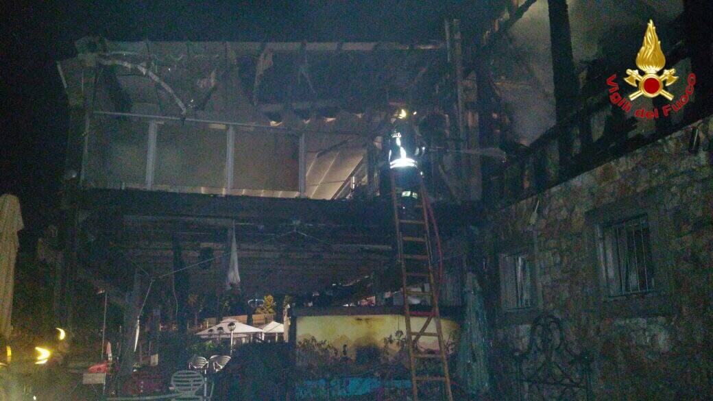 incendio chiosco la noce angera vigili del fuoco