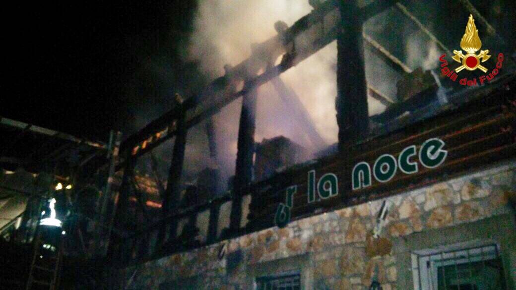incendio chiosco la noce angera vigili del fuoco