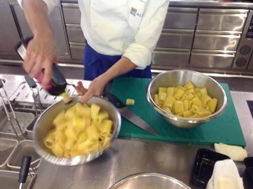Panna da grattuggiare e sfoglia liquida, il soprendente menu di Simone Zambon