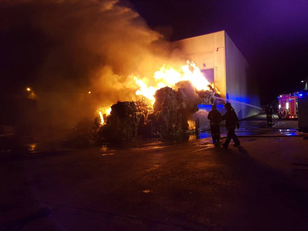 A fuoco la Nuova Clean di Angera