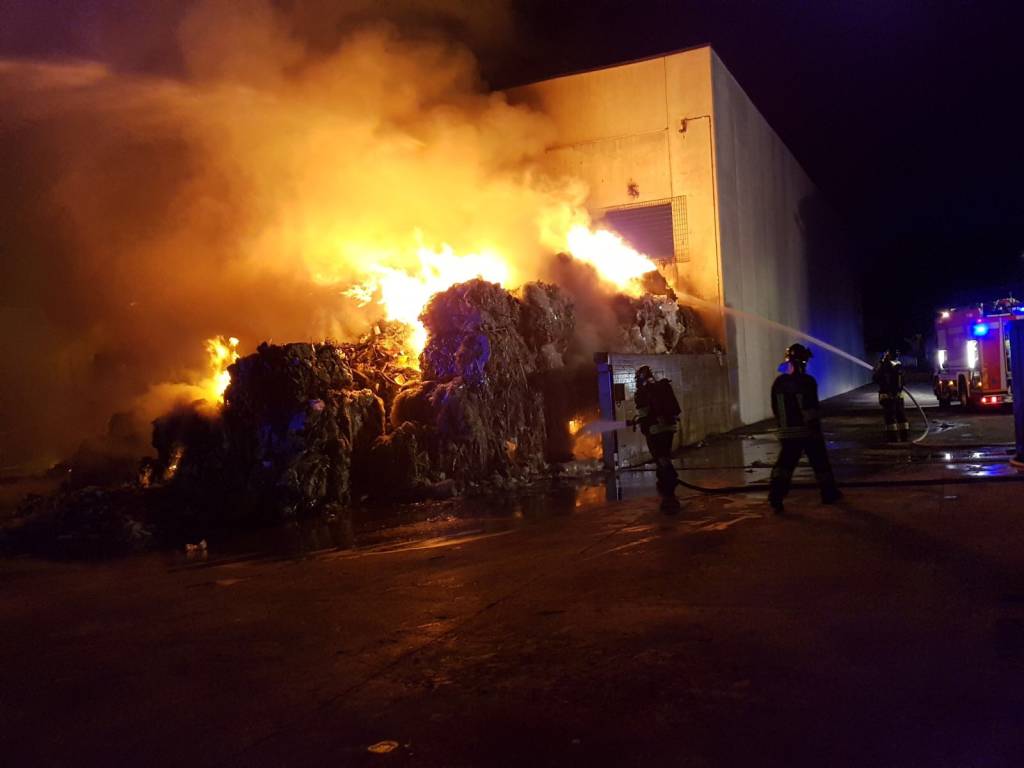 A fuoco la Nuova Clean di Angera