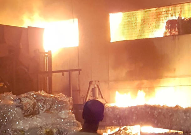 A fuoco la Nuova Clean di Angera