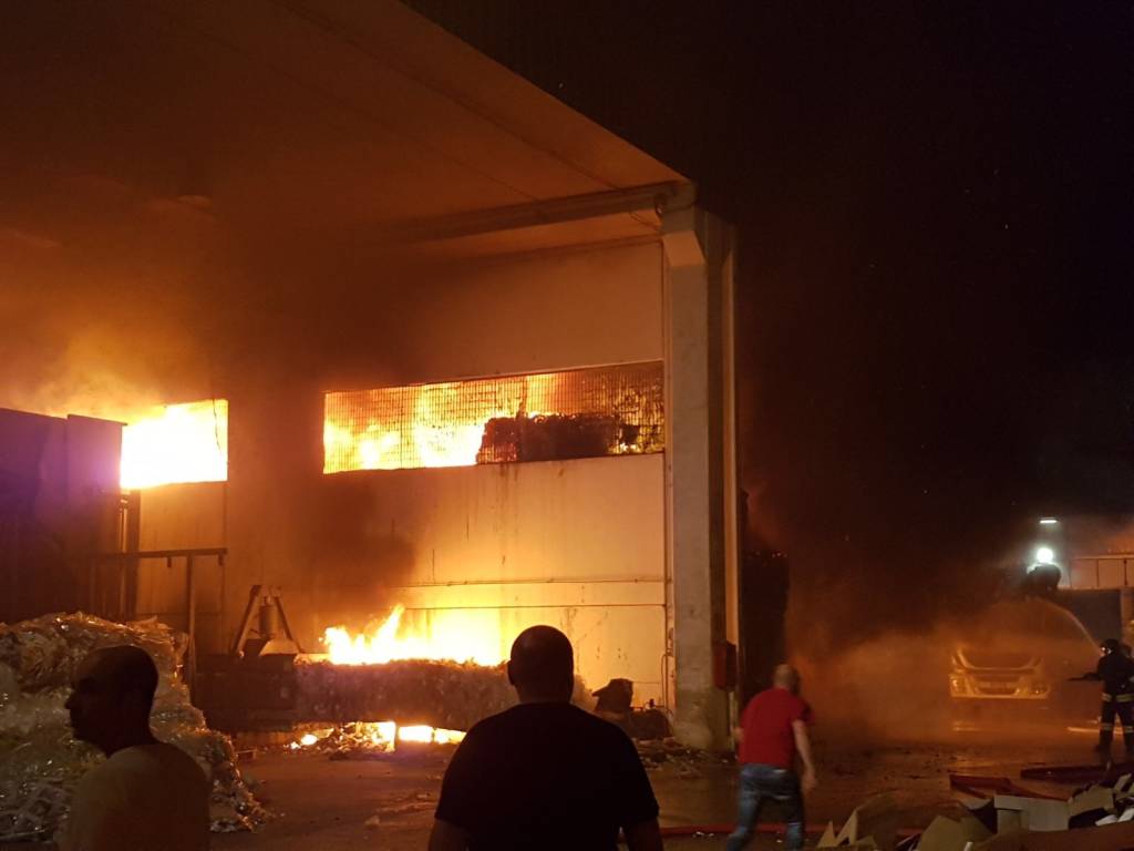 A fuoco la Nuova Clean di Angera