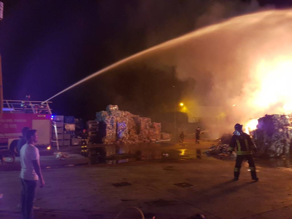 A fuoco la Nuova Clean di Angera