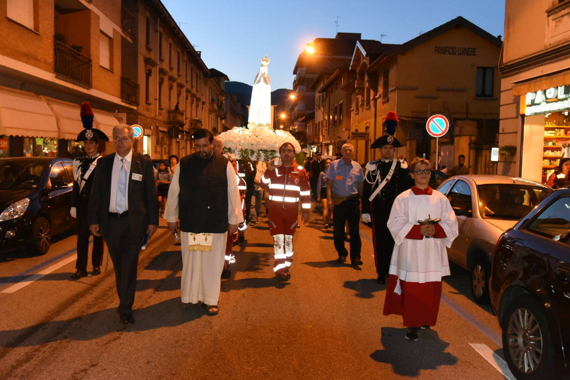 La grande processione con la Madonna di Fatima
