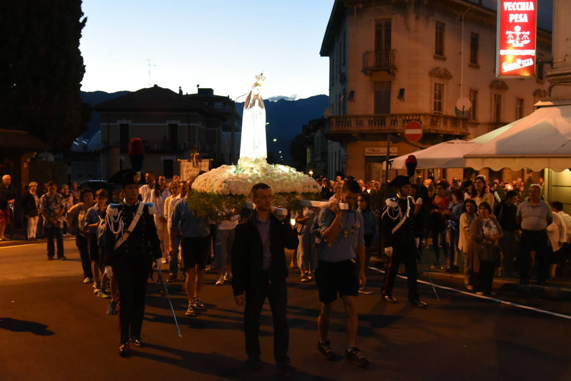La grande processione con la Madonna di Fatima