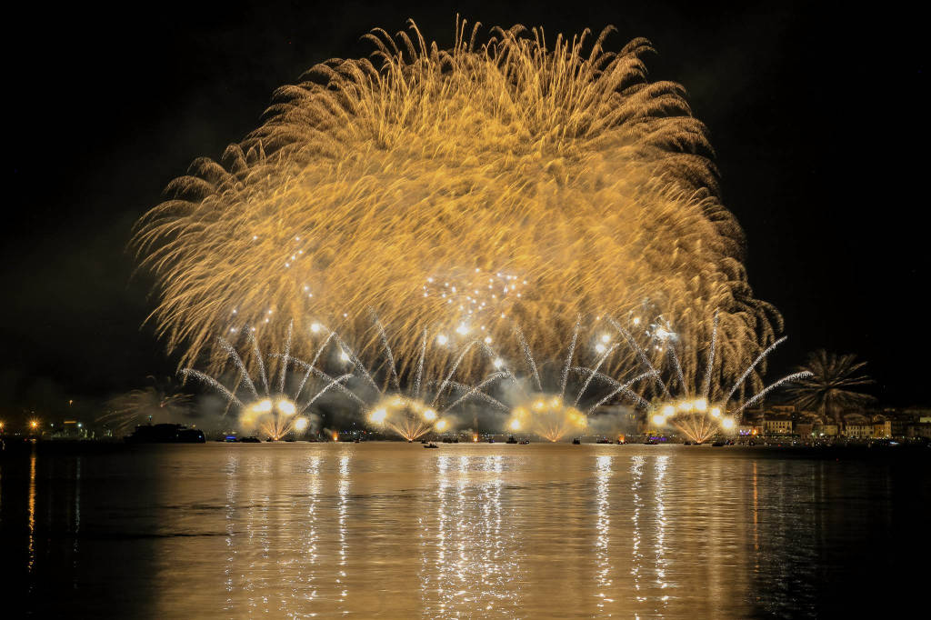 I fuochi d'artificio di Arona visti da Angera