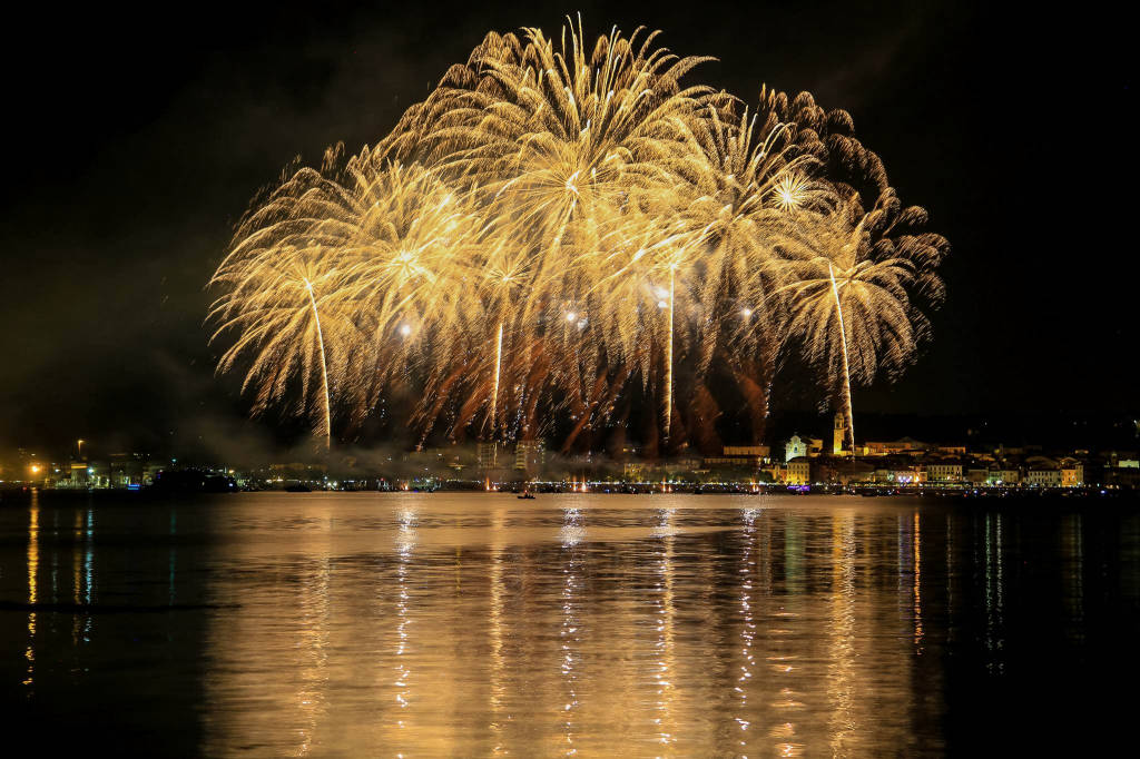 I fuochi d'artificio di Arona visti da Angera 