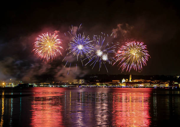 I fuochi d'artificio di Arona visti da Angera