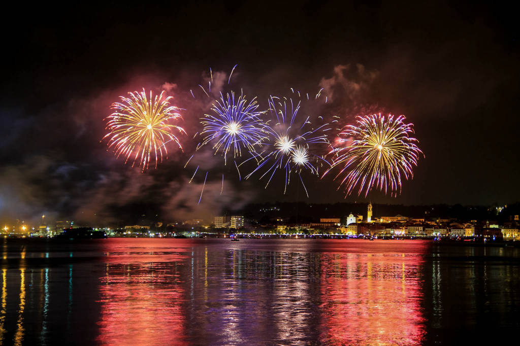 I fuochi d'artificio di Arona visti da Angera 