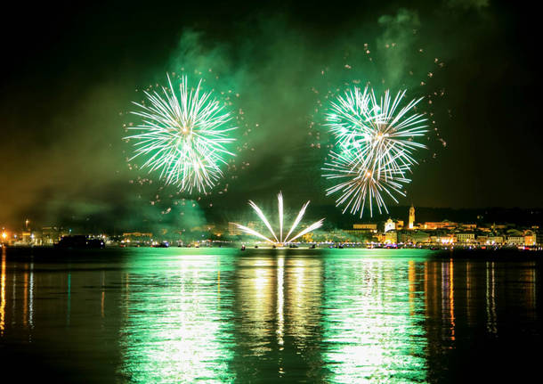 I fuochi d'artificio di Arona visti da Angera