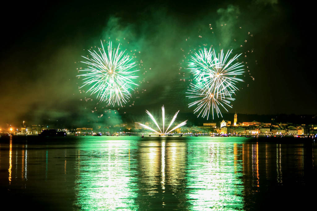 I fuochi d'artificio di Arona visti da Angera 