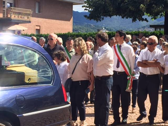 Il funerale di Giorgio Garagnani, alla guida del municipio di Germignaga per trent'anni