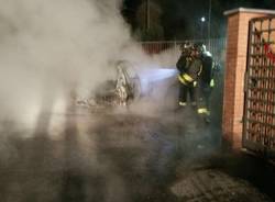 auto in fiamme castelveccana